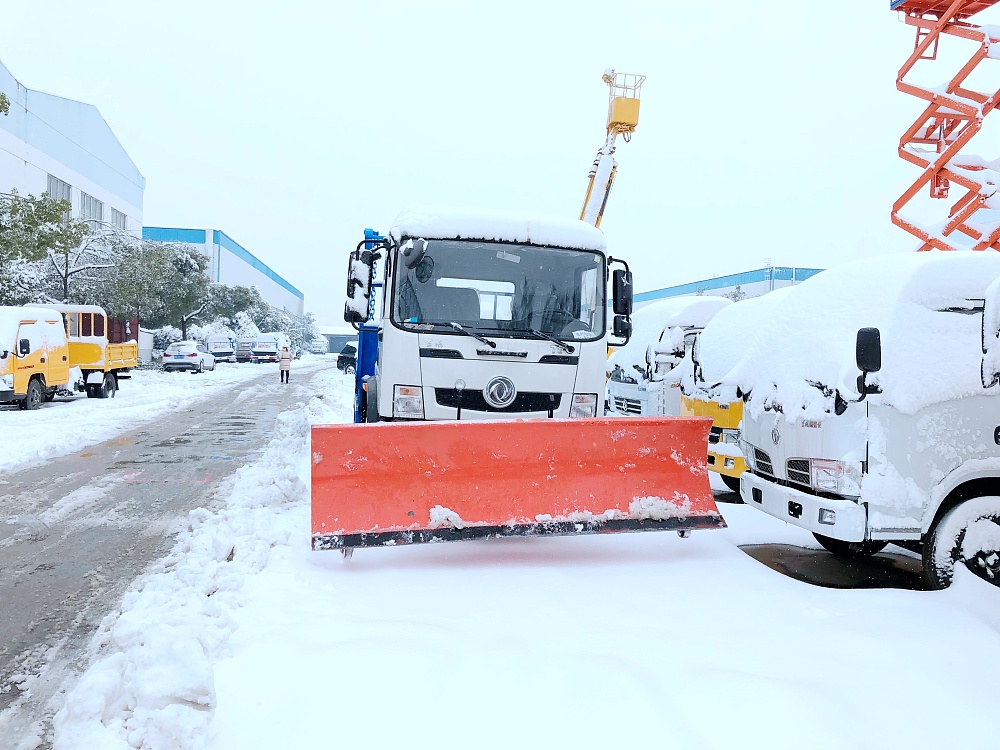 東風T3擺臂垃圾車帶推雪鏟設備